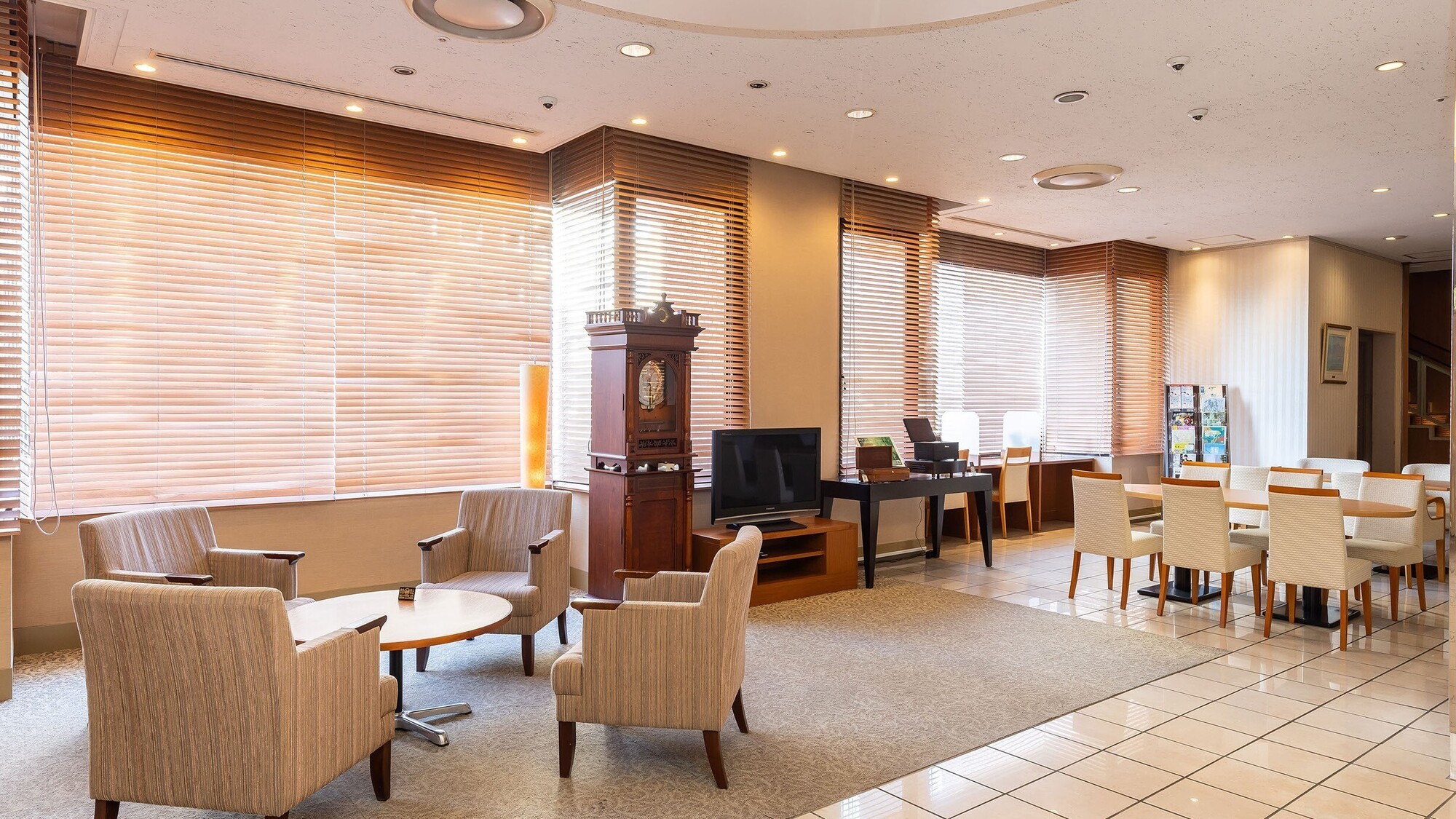 明るく開放感のあるロビー