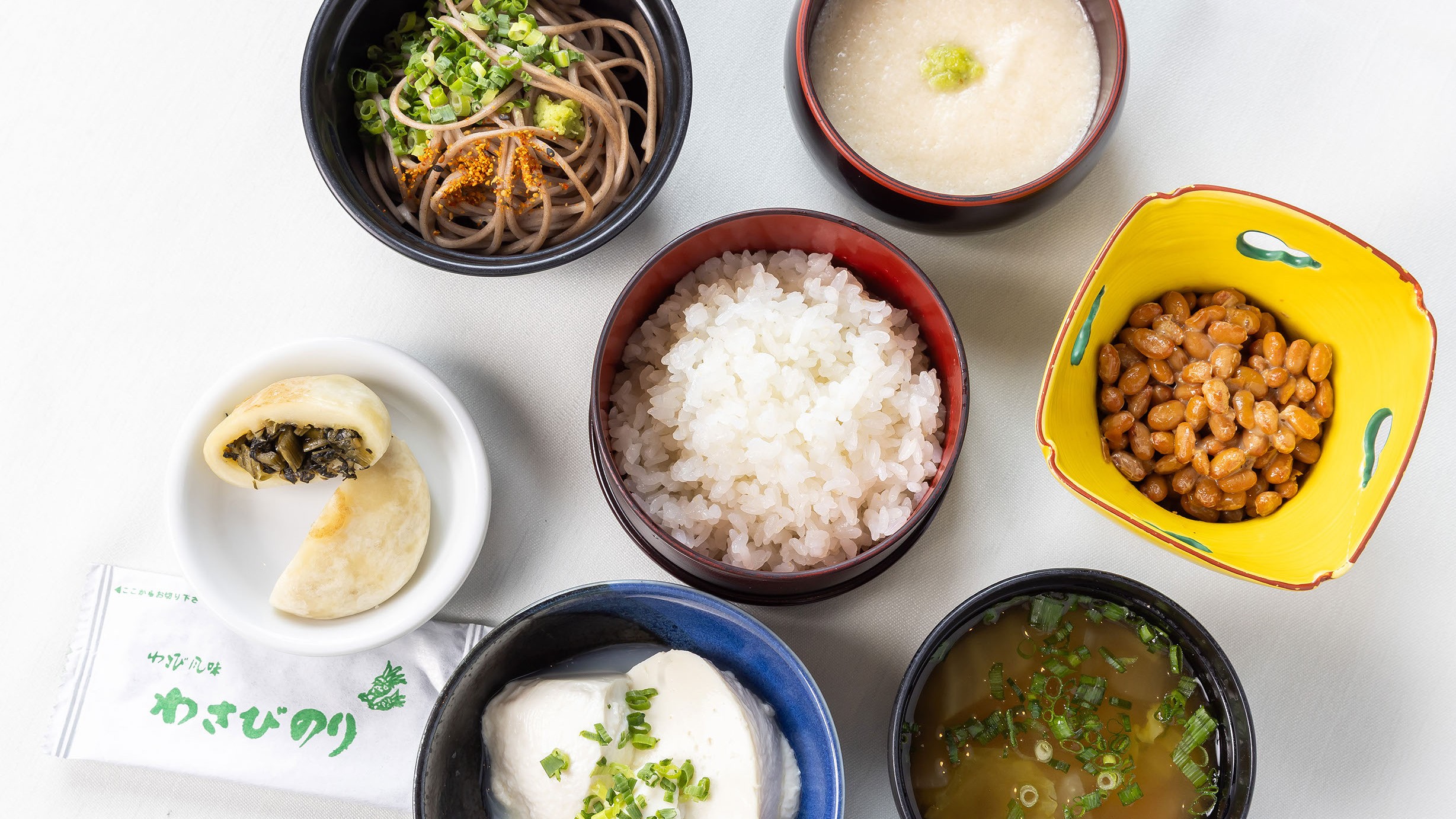 自家製豆腐、信州そば、とろろにおやきなど、体に優しい和の朝食。バランスの取れた品々で、旅の朝を健やかにスタート。
