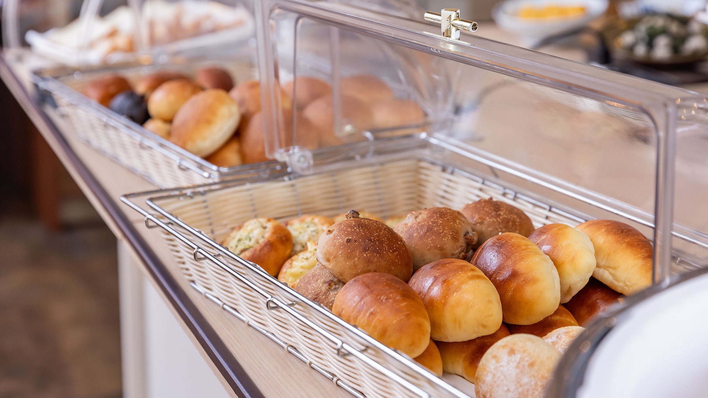 地元に愛される老舗パン屋「SWEET」の焼き立てパンをご朝食でお召し上がりいただけます。※イメージ