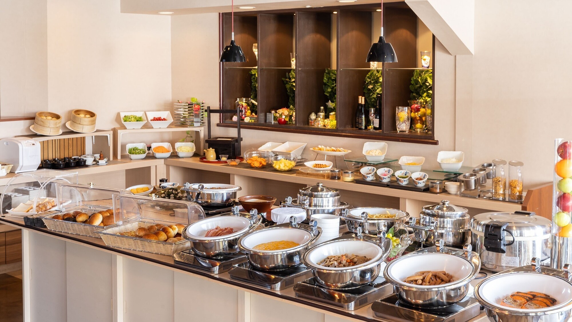 地元食材を使った料理や焼き立てパン、サラダ、ドリンクバーなど豊富なラインナップ。