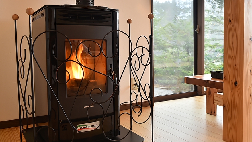 長い極寒の冬には暖炉に火が入ります