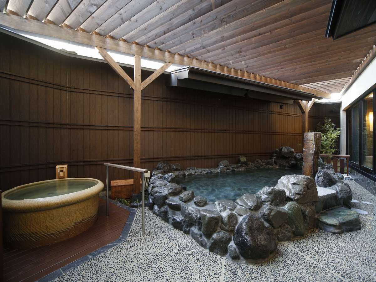 ■半露天風呂■横には、おひとり様でゆっくりとお寛ぎ頂ける■壺風呂■もございます♪