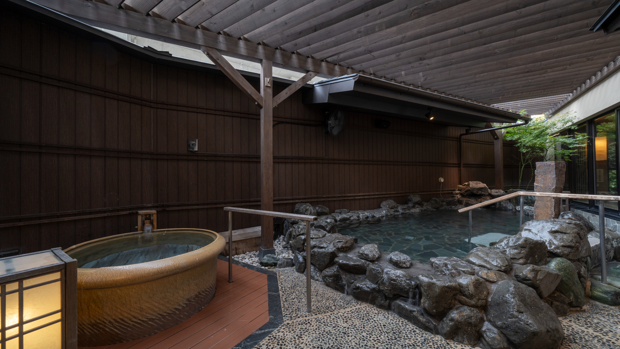 ■半露天風呂■横には、おひとり様でゆっくりとお寛ぎ頂ける■壺風呂■もございます♪