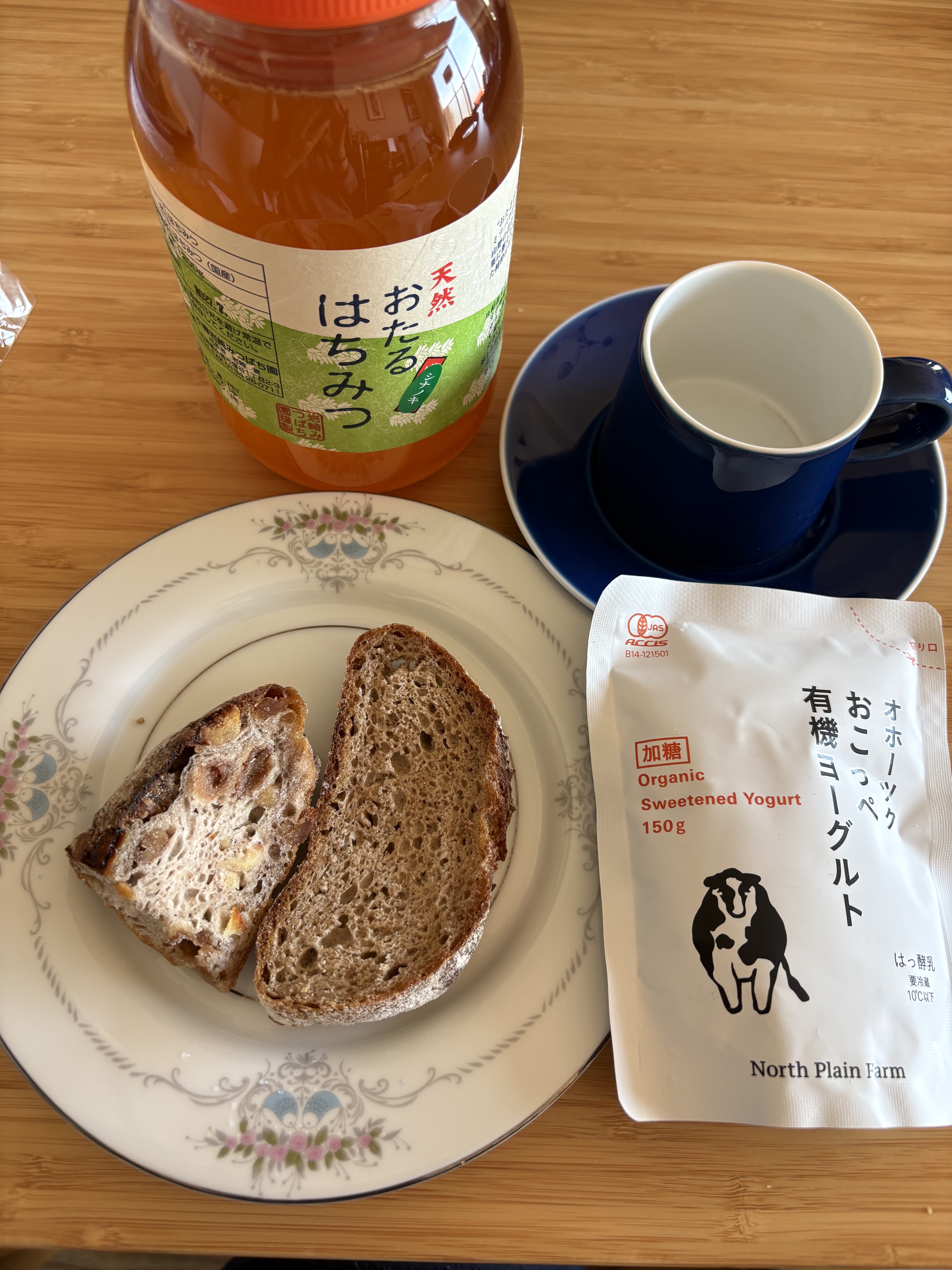 地元の日替り窯焼きパン、興部の有機ヨーグルト、月替わりの珈琲、小樽の蜂蜜をご用意しております。