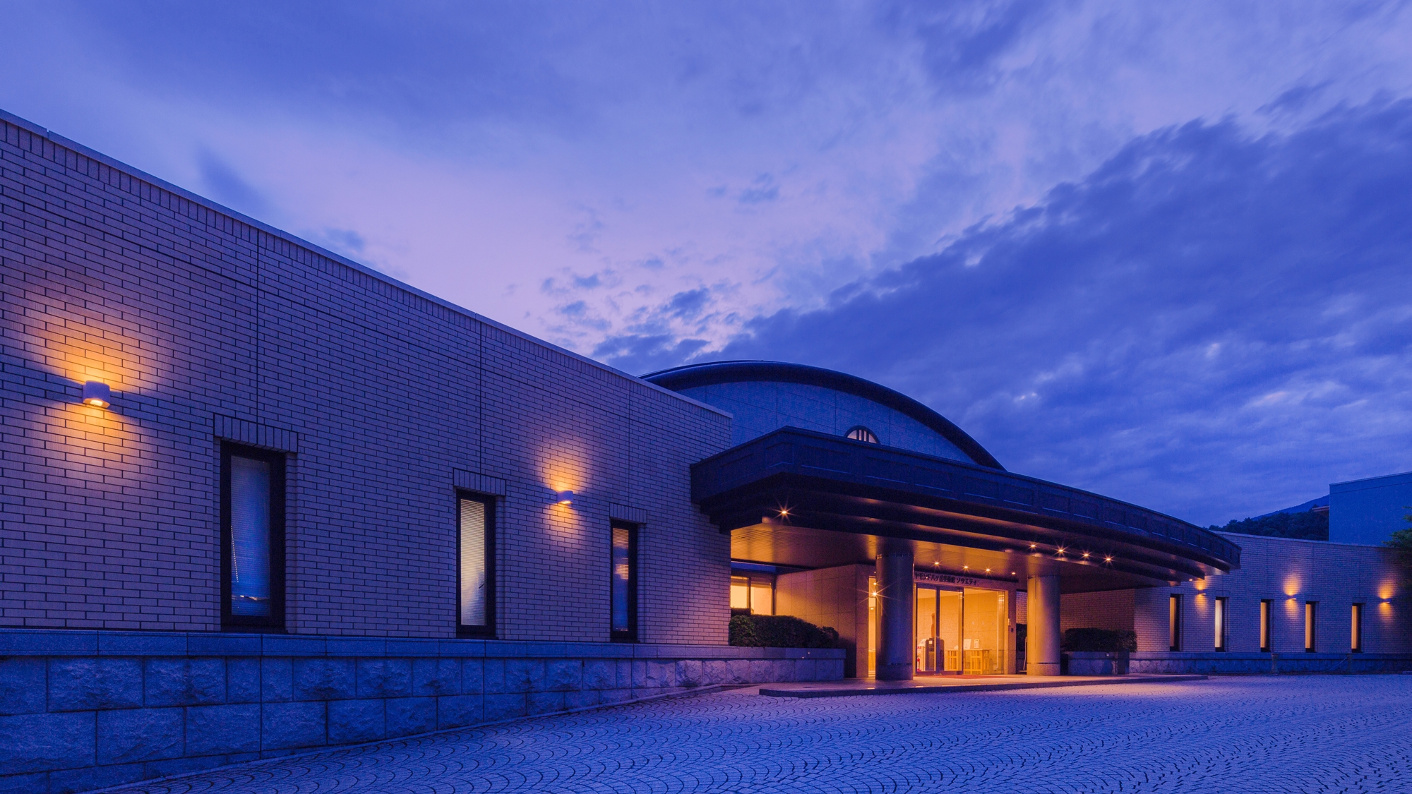 *【外観】芸術と美しい景色、エリア内随一の大浴場・露天風呂とせせらぎの響きは、森の中の癒しの空間。