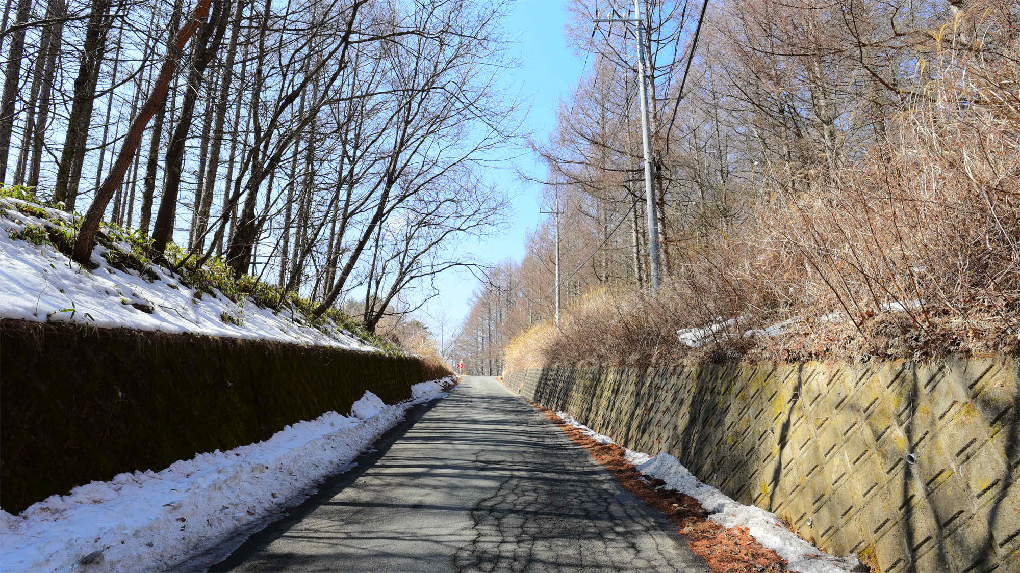 *【当館周辺　道順2】小海線の踏切を超え、ひたすらそのまま道沿いに登ってください。
