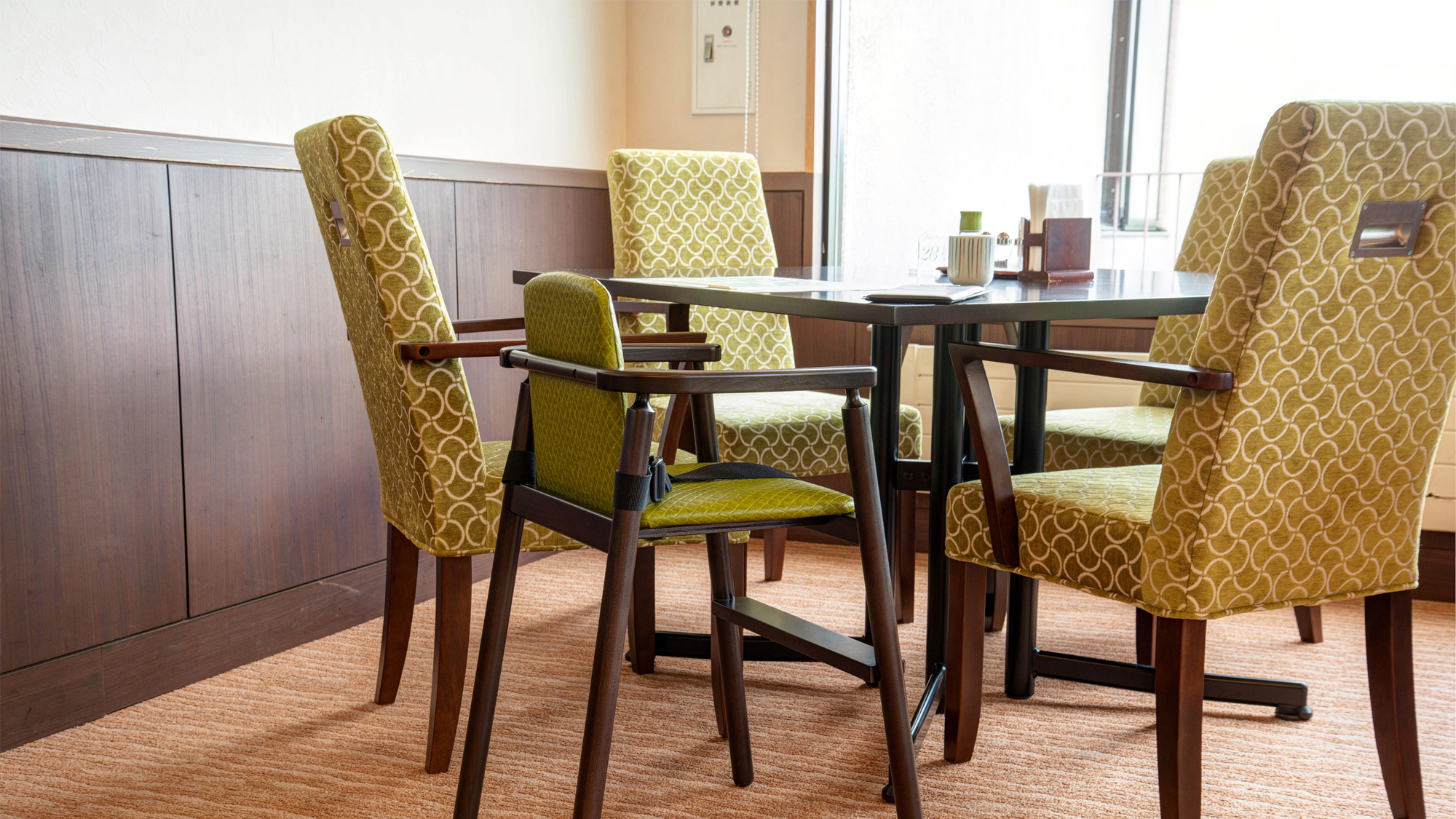 *【ダイニング（お子様用グッズ）】小さなお子様連れのお客様にも楽しんでいただけるよう努めております。