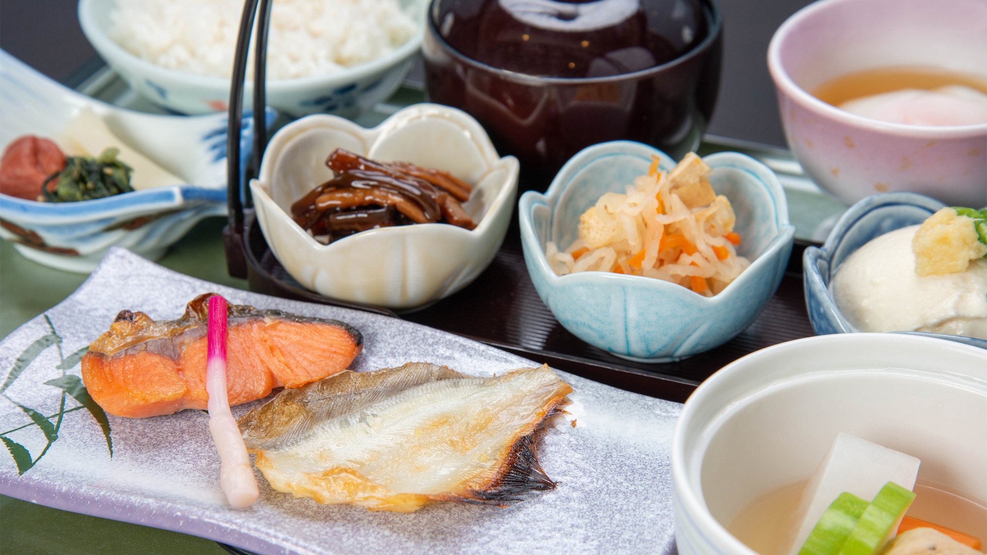 *【ご朝食一例＜和食＞】ダイニングにて、梨北米のご飯、数種類のおかずなどご用意させていただきます。