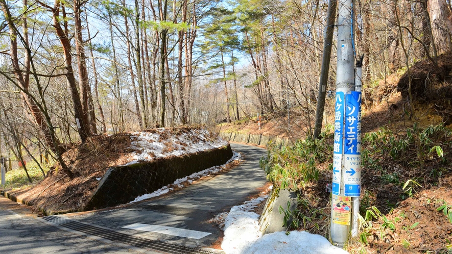 *【当館周辺　道順1】泉ラインで、こちらの電柱の看板がある角を曲がっていただくことになります。