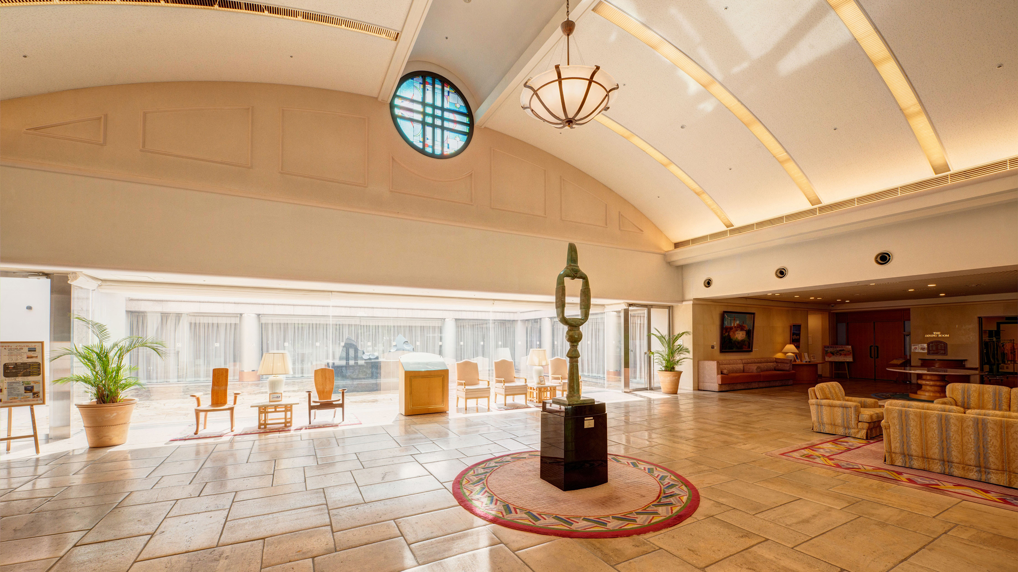 *【ロビー】館内イベントもご案内しております。美術館はロビーに隣接、気軽に芸術をお楽しみください。