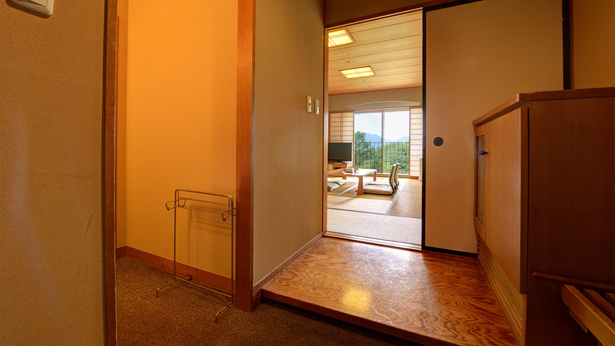 *【和室10～12畳（バスなし/洗面所付/洗浄機付トイレ）玄関】寛ぎのひと時をお過ごしくださいませ。