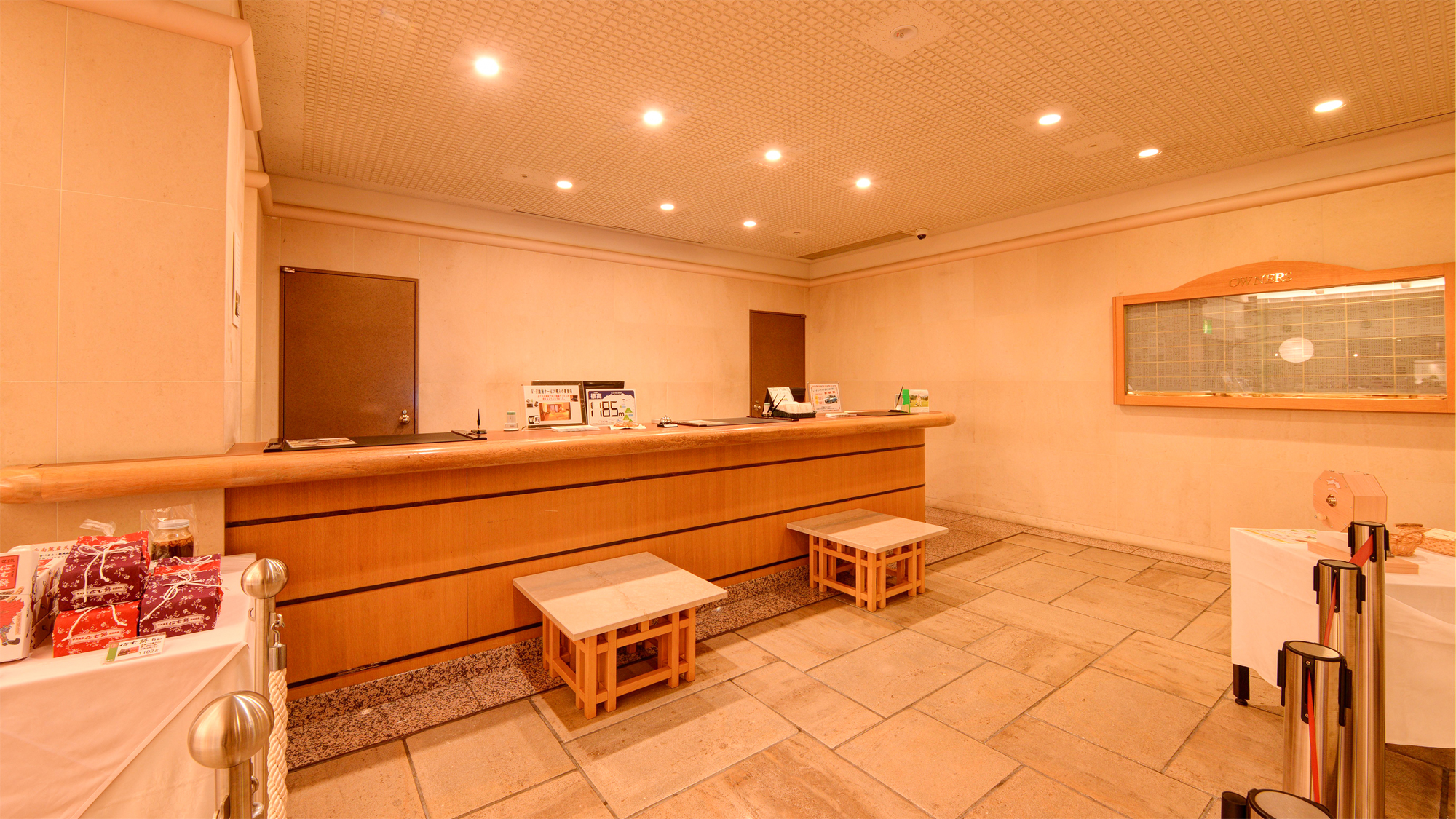 *【フロント】森に抱かれた1185mにあるホテルです。避暑地としてもご好評いただいております。