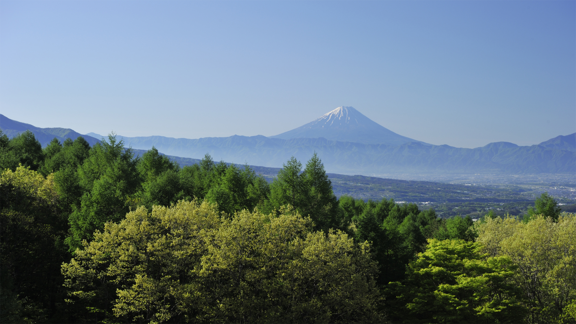 *【当館上空より】富士山や南アルプス、八ヶ岳を遥かに望む、森に囲まれた当館。森がくれる癒しと元気