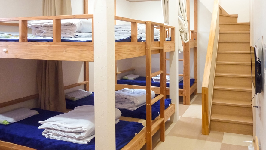 ・【204号室】二段ベッド4台とロフトスペースで最大16名様までご宿泊可