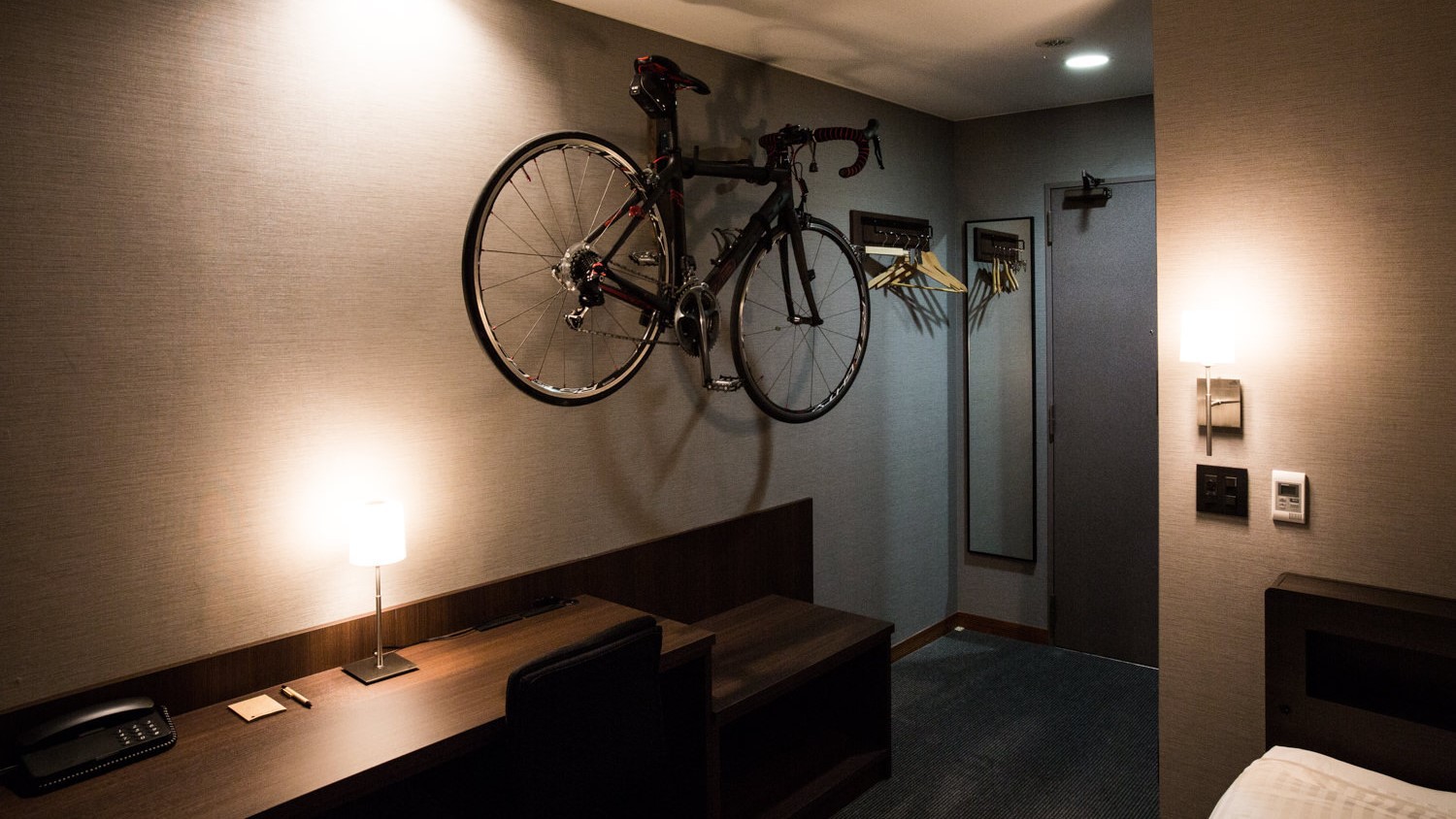 シングルルーム／セミダブルルームはロードバイクを壁掛け保管できます。