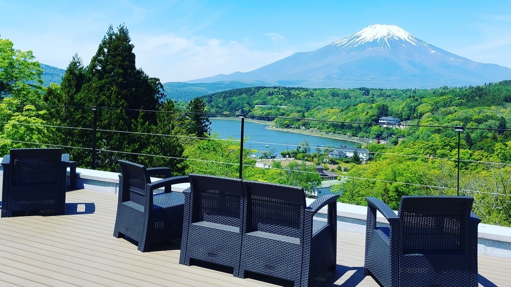 【朝食付】「絶品朝カレー」で目覚める富士山中湖の朝。全室富士山ビューの絶景宿で寛ぐ。コンビニお車3分