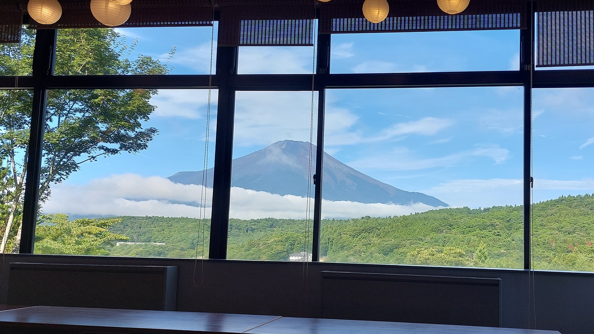 *広間／朝日に映える絶景の富士を眺めならがの贅沢時間