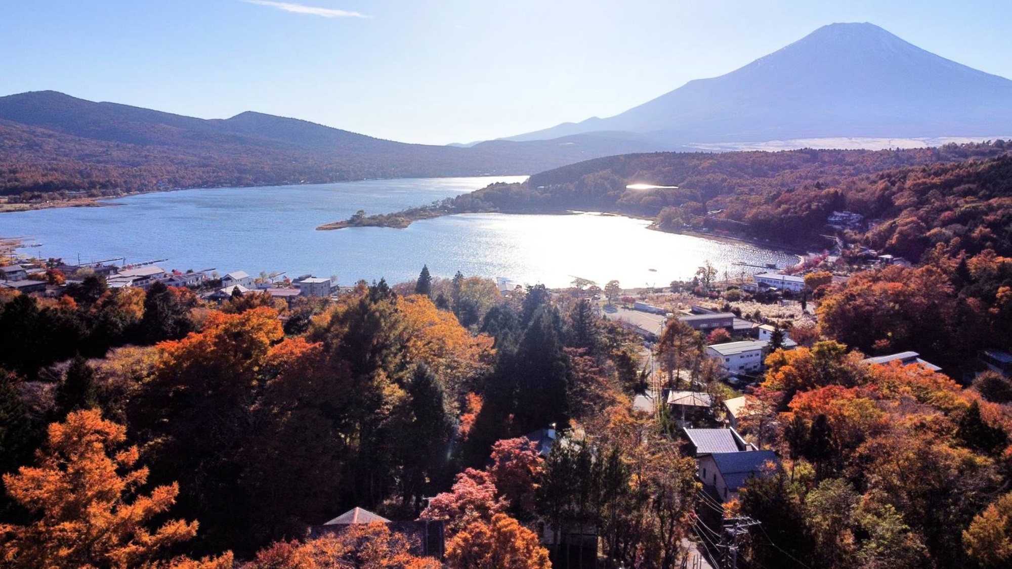 *富士山／秋の山中湖と富士山。湖面に映える光が、山中湖の風情をより一層ひきたてます