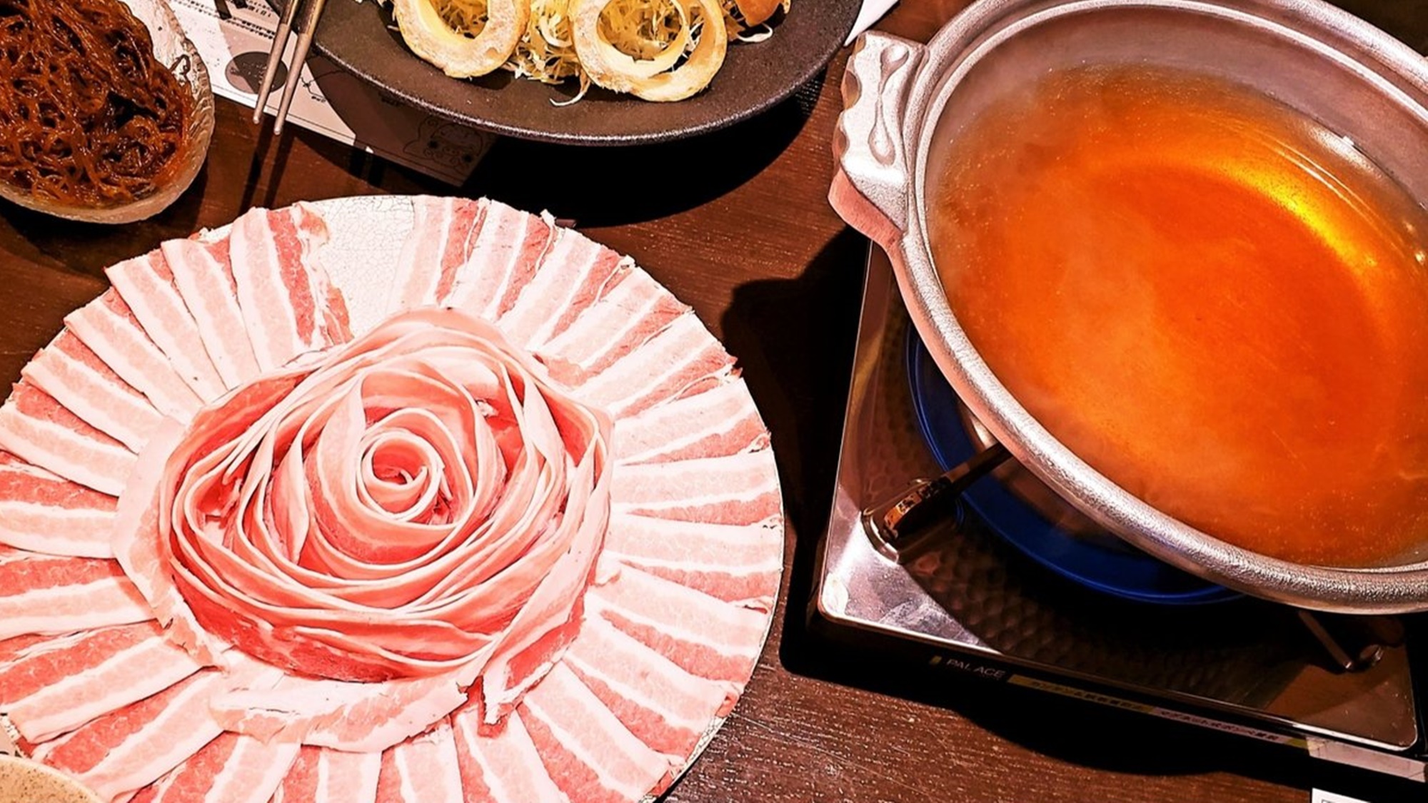 *夕食一例／寒い季節はしゃぶしゃぶ鍋でホッとあたたまるひととき。地元食材で彩ったオードブルも好評です