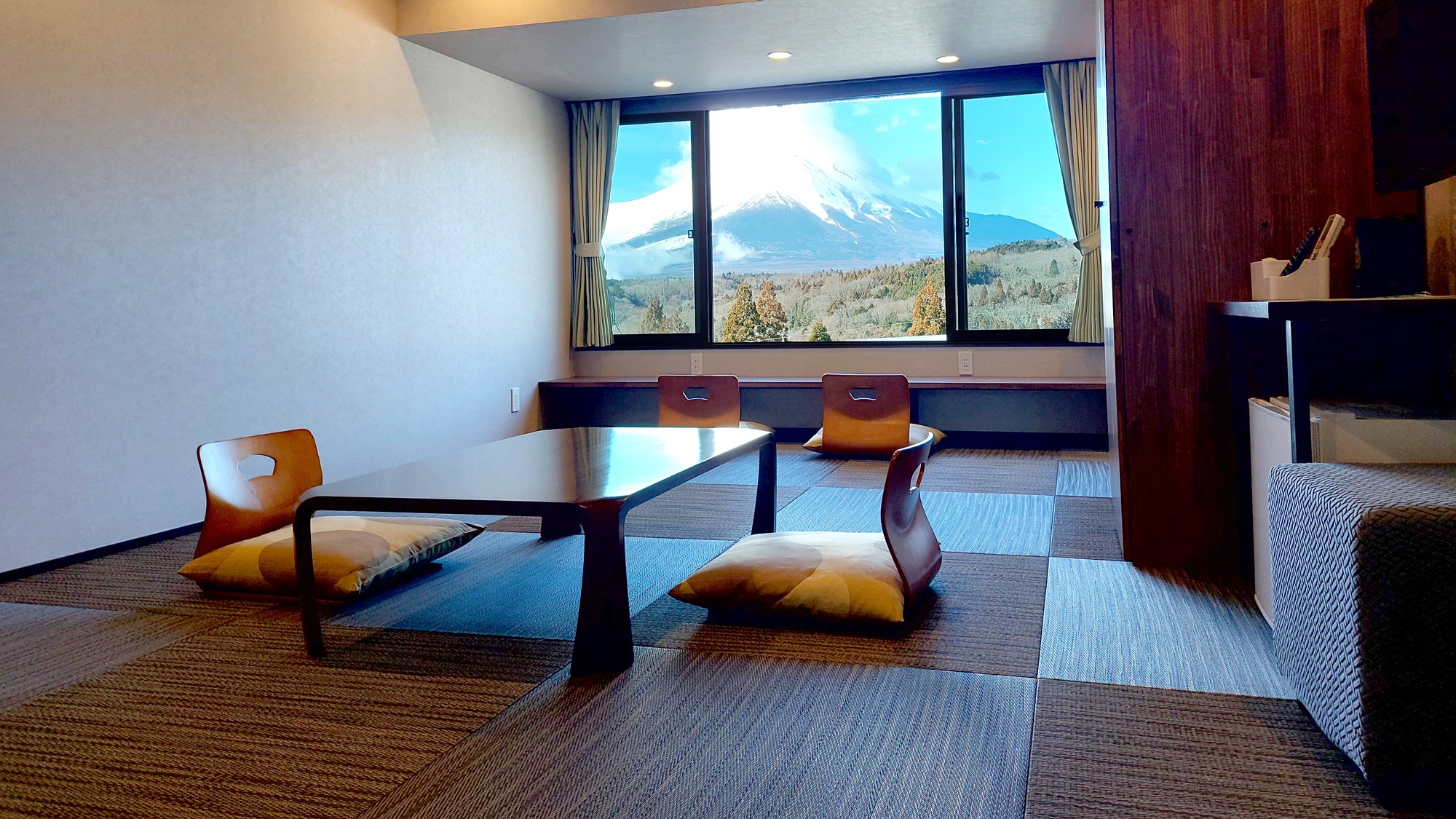 *和室一例／琉球畳のモダンな和室です。窓辺のテーブル席は、富士山をのぞむ最高の特等席！