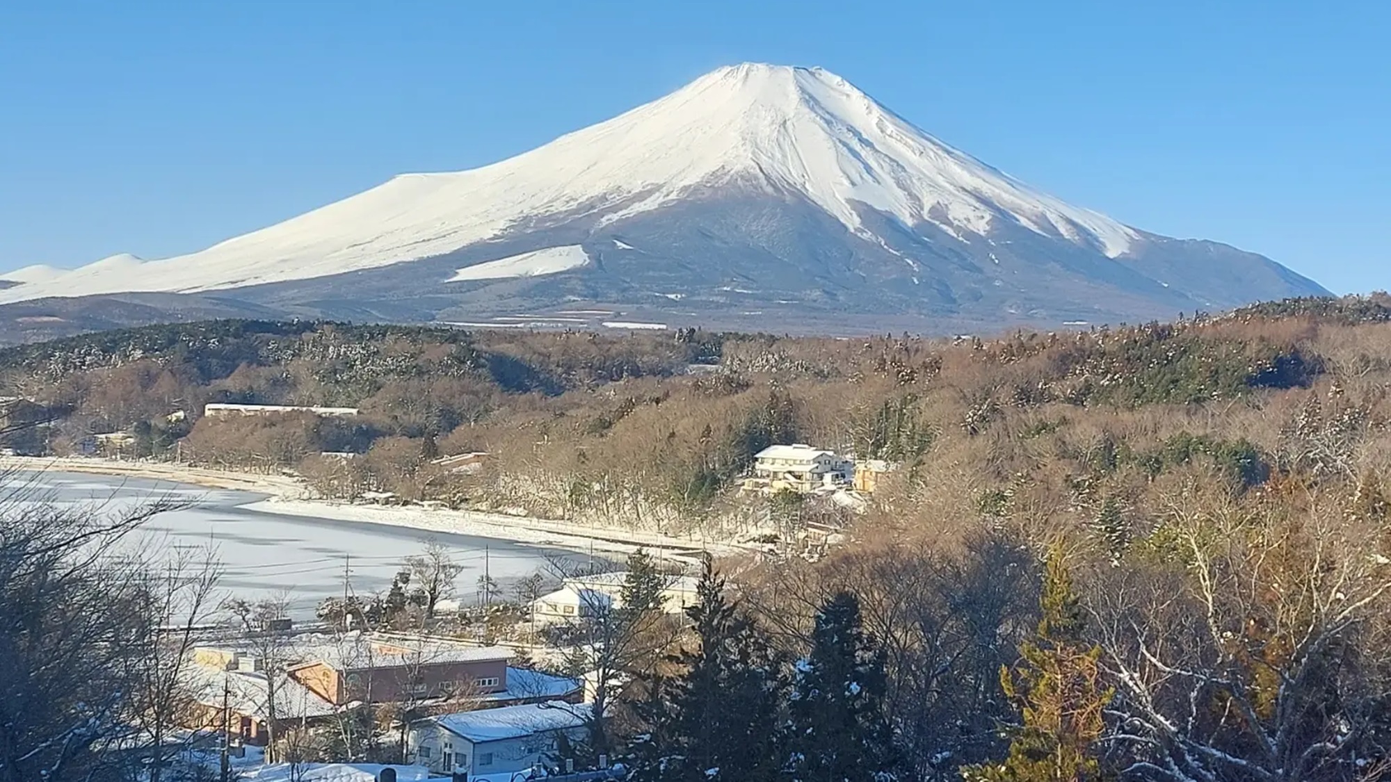 *富士山／冠雪した冬の富士は美しいの一言。雄大にそびえ立つその姿は、多くの人々を魅了します