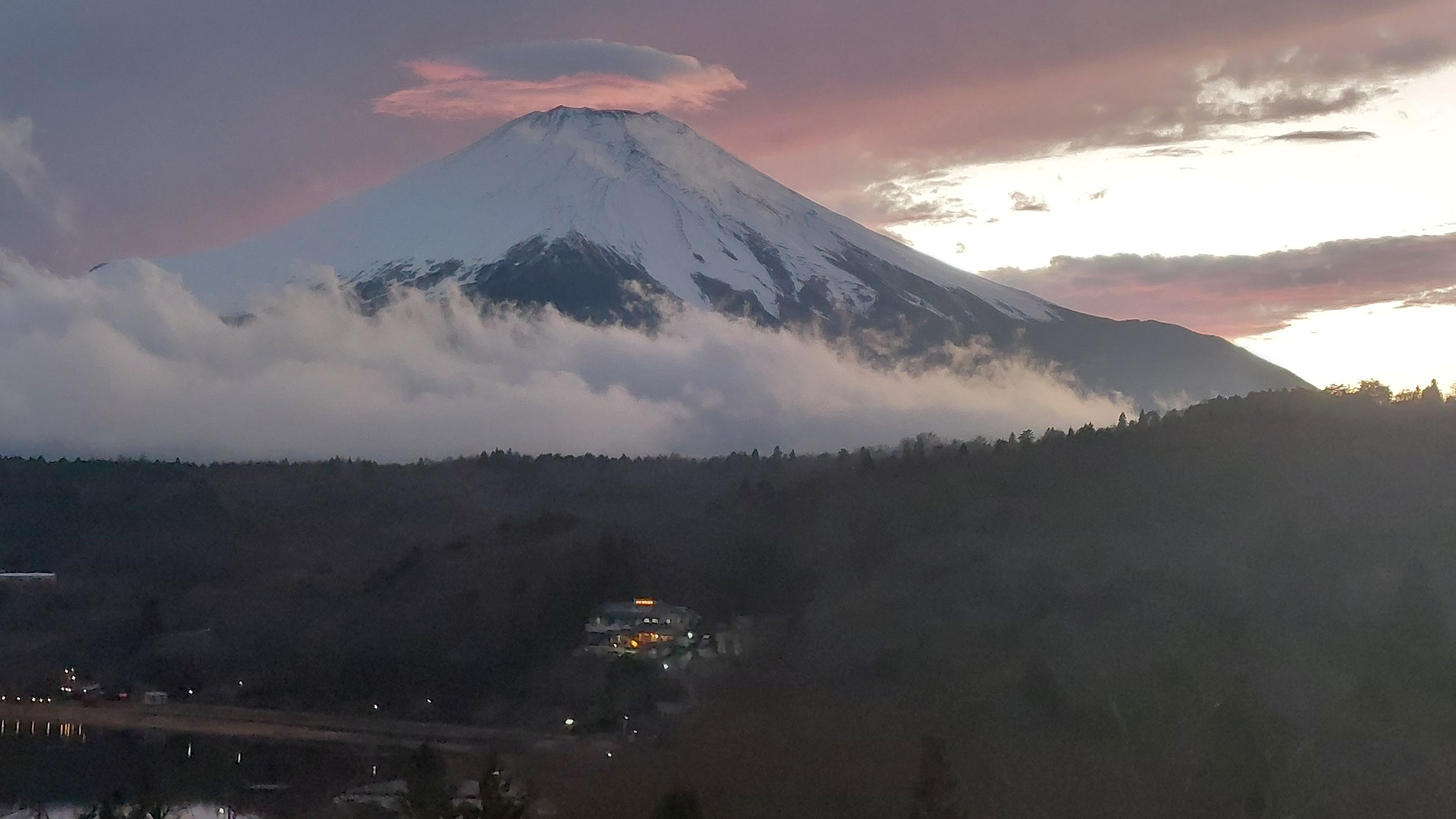 *富士山／冬の明け方には、運がいいとお部屋から紅富士をのぞめます！