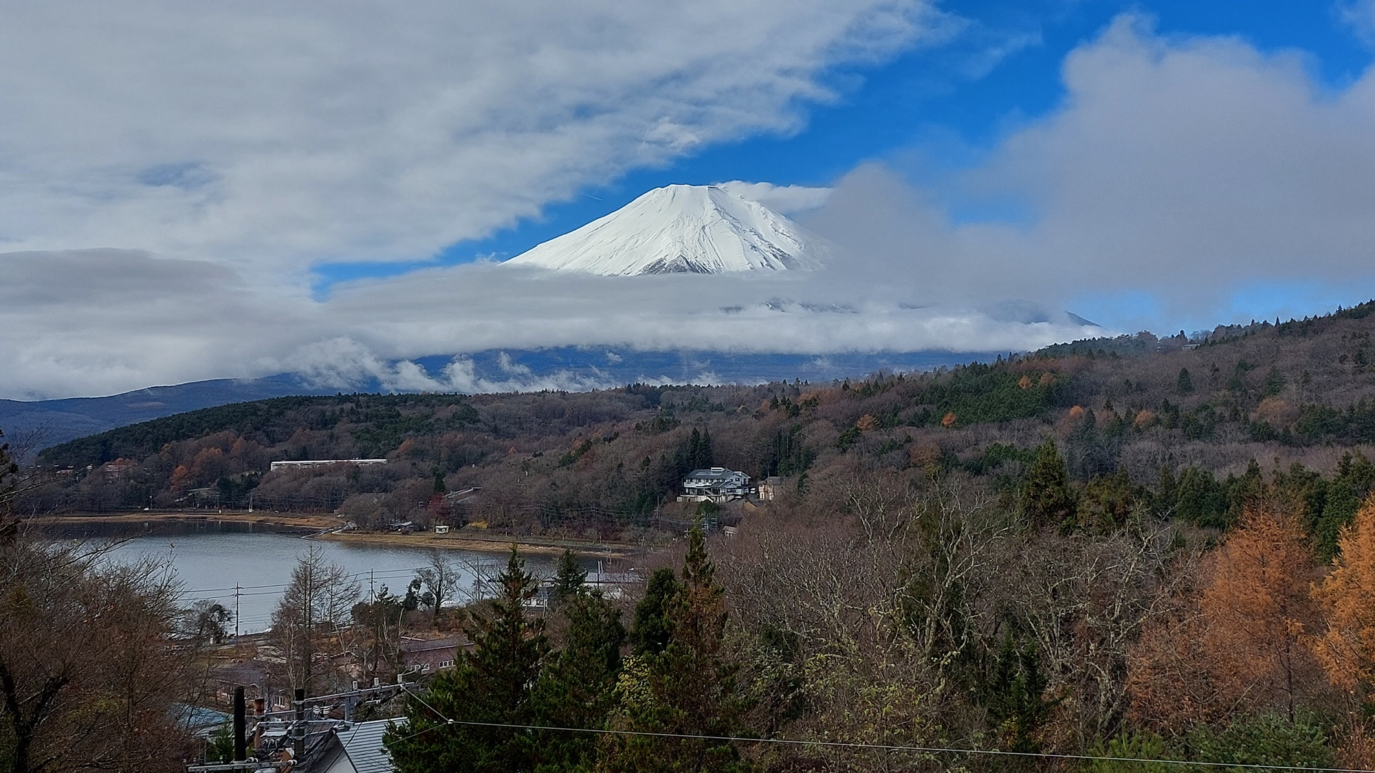 *富士山／世界に誇る日本の象徴ともされる「富士」。雲がかかる富士も