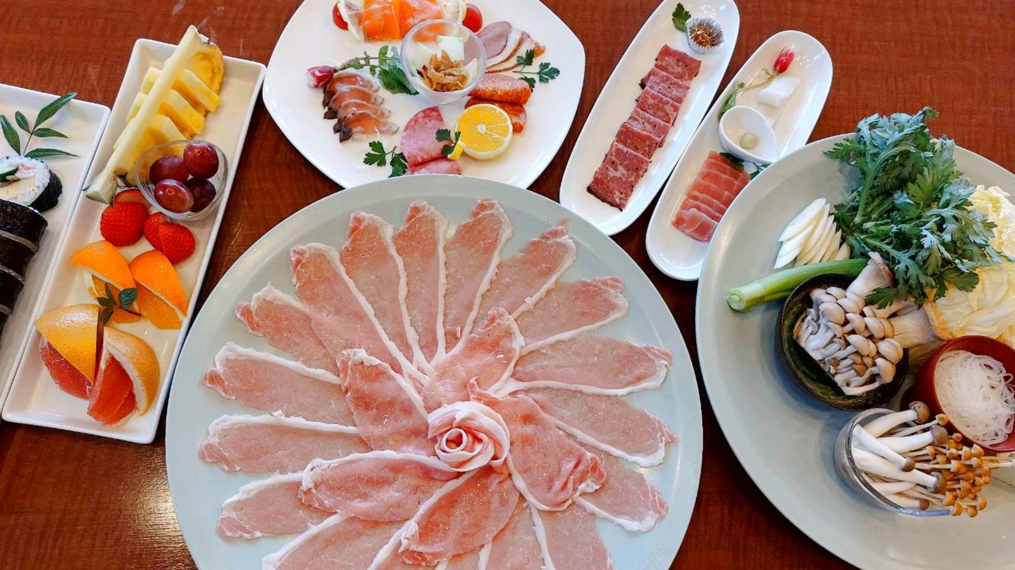 *夕食一例／寒い季節はしゃぶしゃぶ鍋でホッとあたたまるひととき。地元食材で彩ったオードブルも好評です