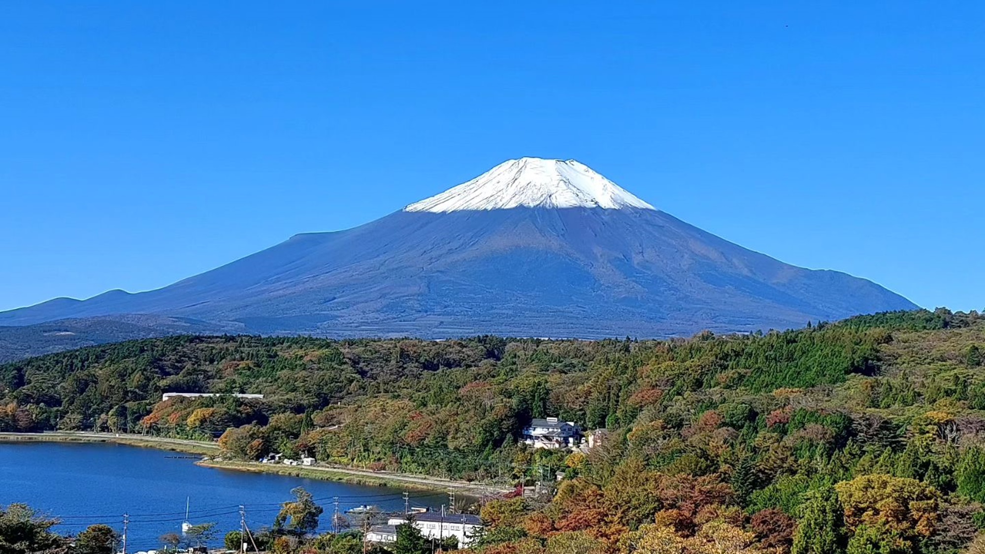*富士山／秋晴れの空気が澄んだ日は、凛とたたずむ富士がハッキリのぞめます。撮影にもオススメの季節です