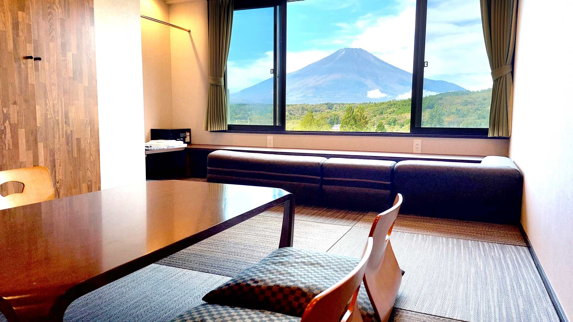 *和室一例／窓から富士山を望む贅沢な眺望！富士山をのんびり眺めながら、心癒されるひととき