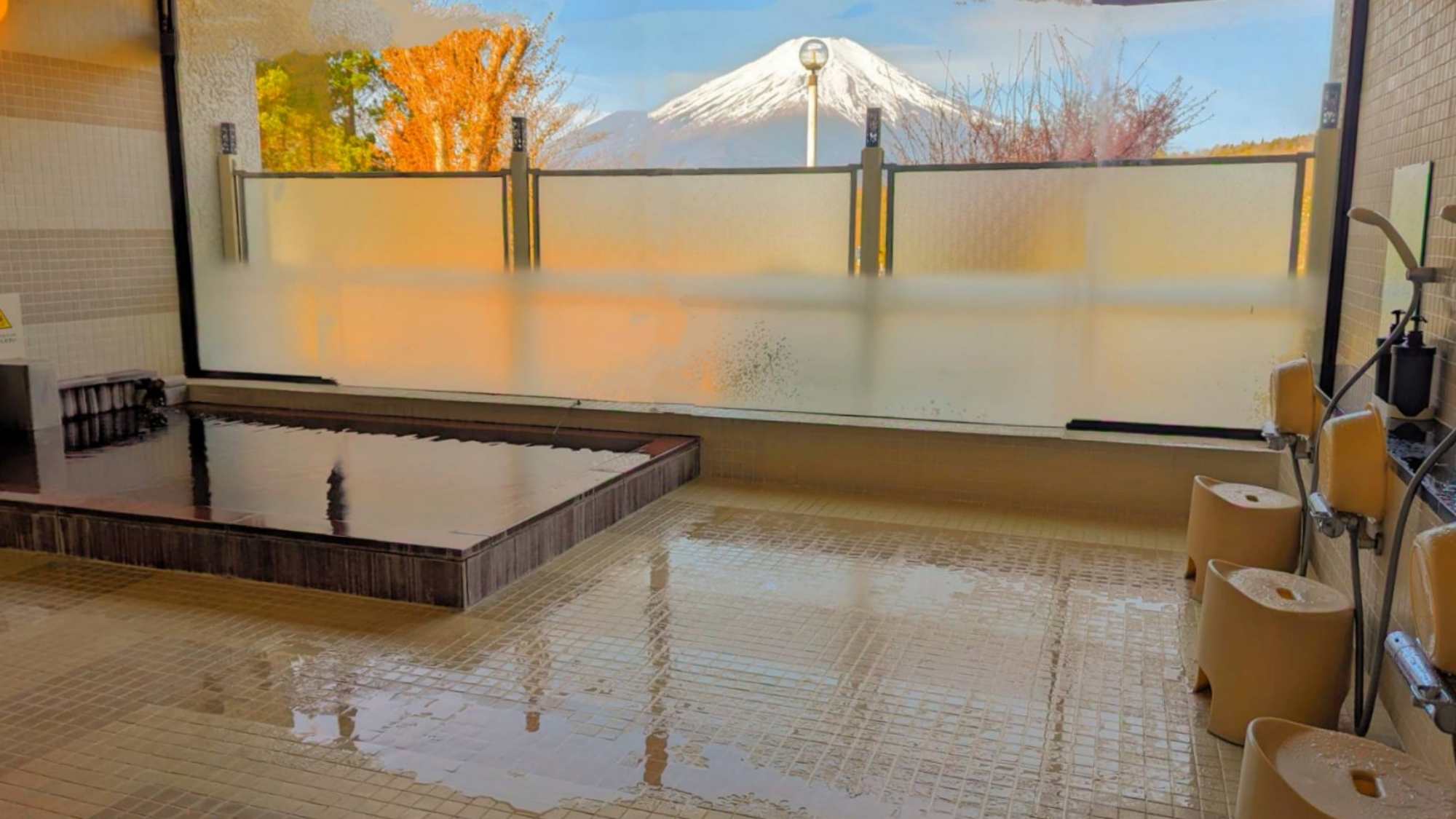 *大浴場／のんびり富士山を眺めながら、富士山の天然水を沸かしたお風呂でリラックスタイム。