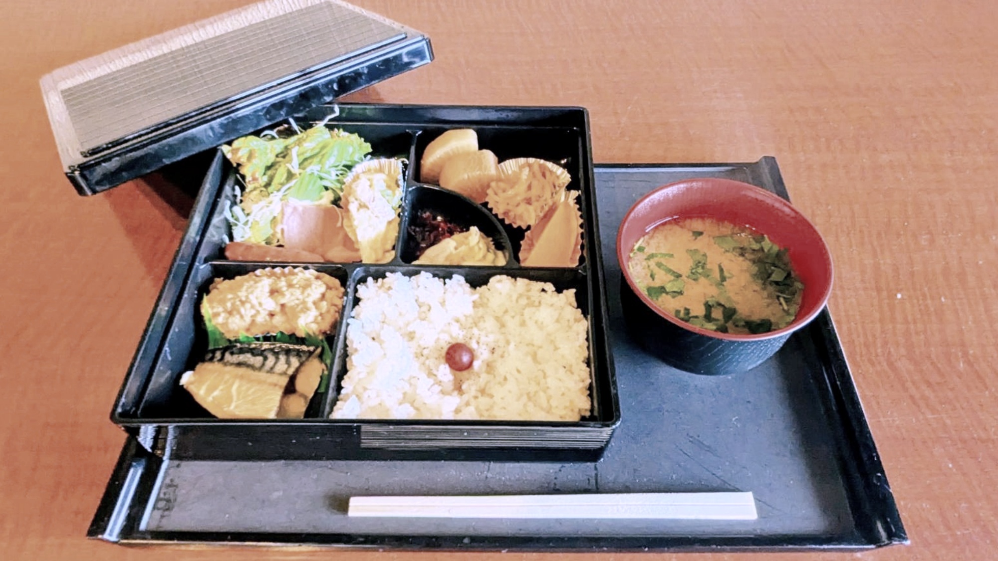 *松花堂弁当／朝食は朝カレーまたは松花堂弁当よりお選びいただけます