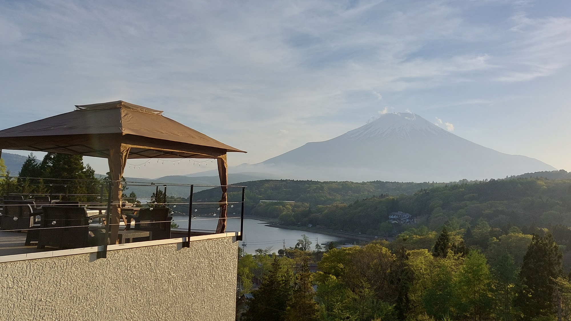 *展望デッキ／リニューアルした屋上の展望デッキからは富士山の大パノラマ！