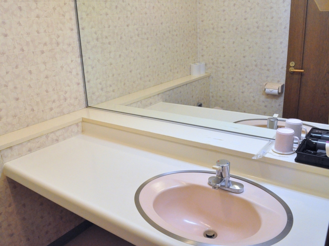 【客室設備】洗面台は新館の客室のみに設置しております。