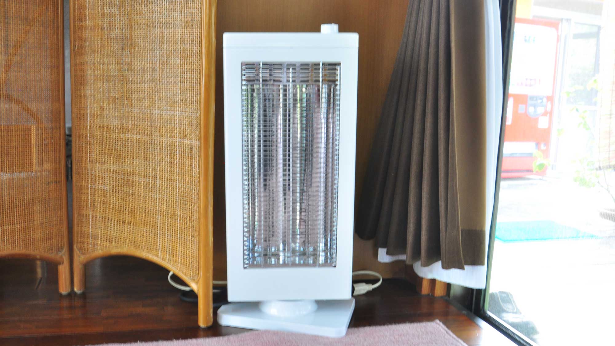 【客室】沖縄とはいえ、急に寒くなるときのために反射電気ストーブもございます