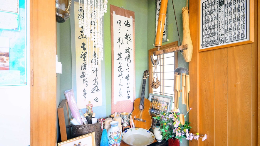 【和室】お部屋の中には、沖縄の民芸品がたくさん飾られています