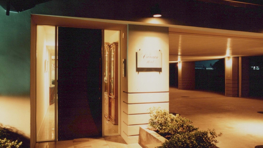 ・【外観】ザ・カナーンホテルの入口はこちらです。