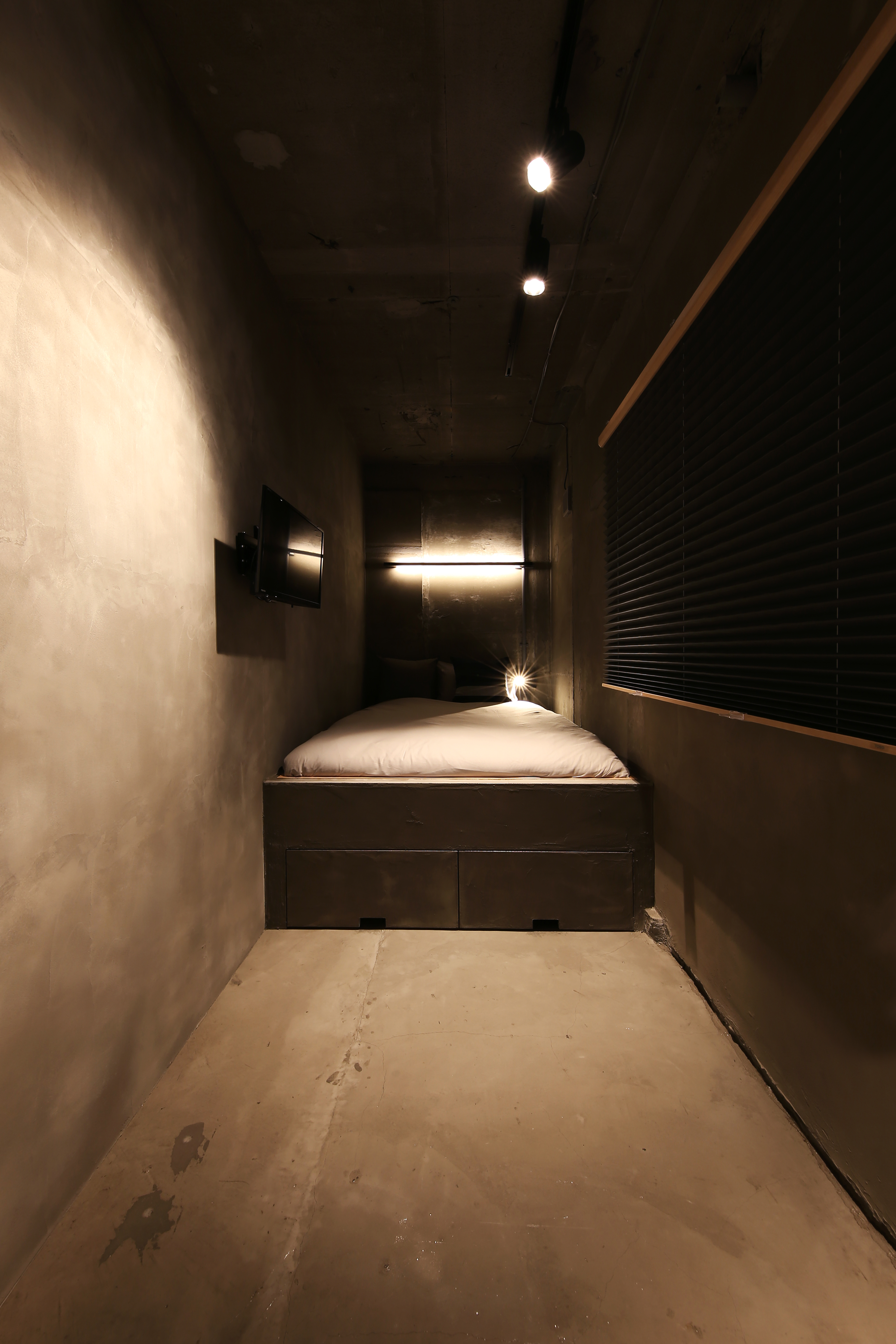 セミダブルルーム (共用トイレ・シャワー)