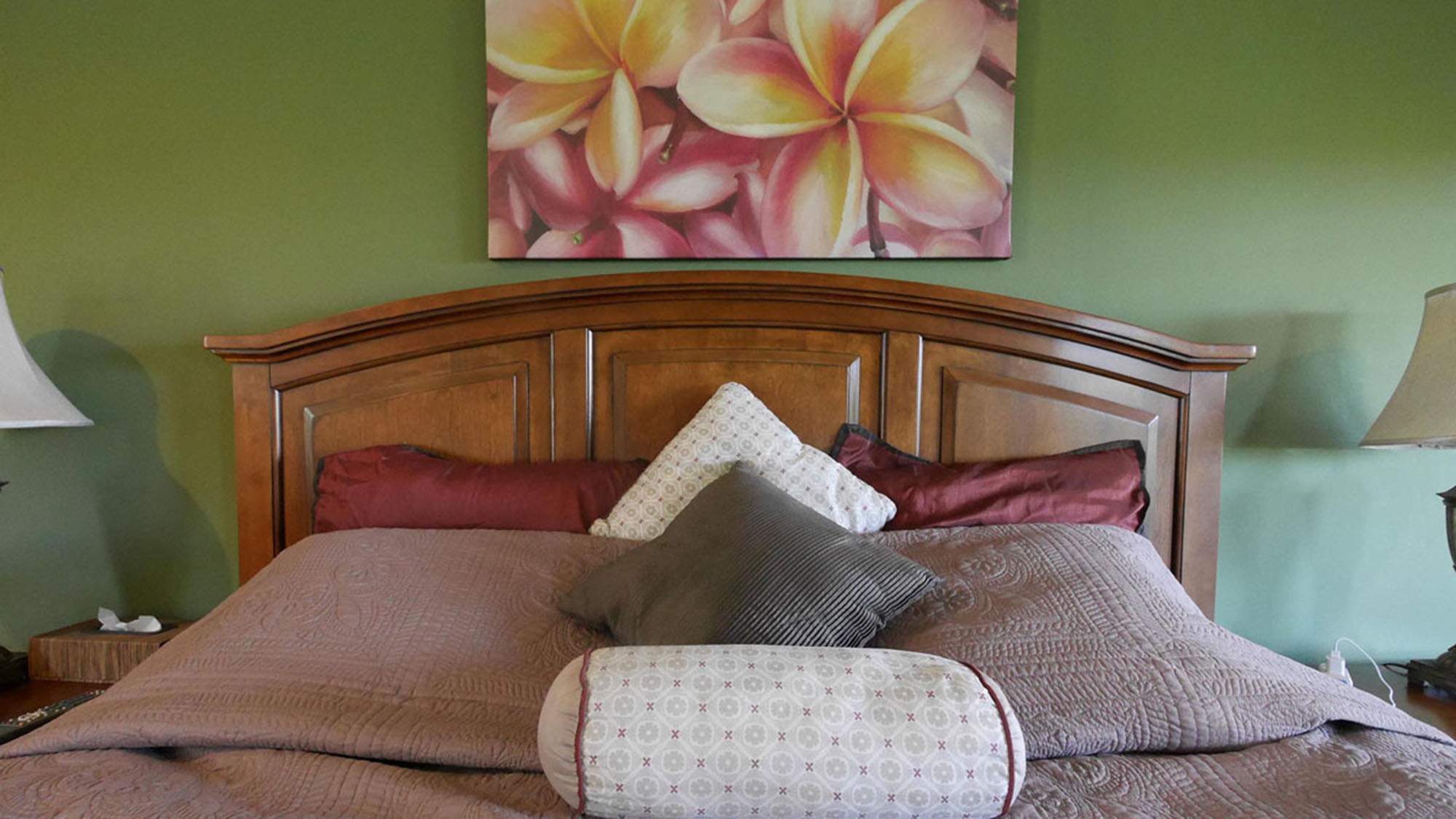 ・マスターベッドルーム：キングサイズベッドでゆったりお休みください