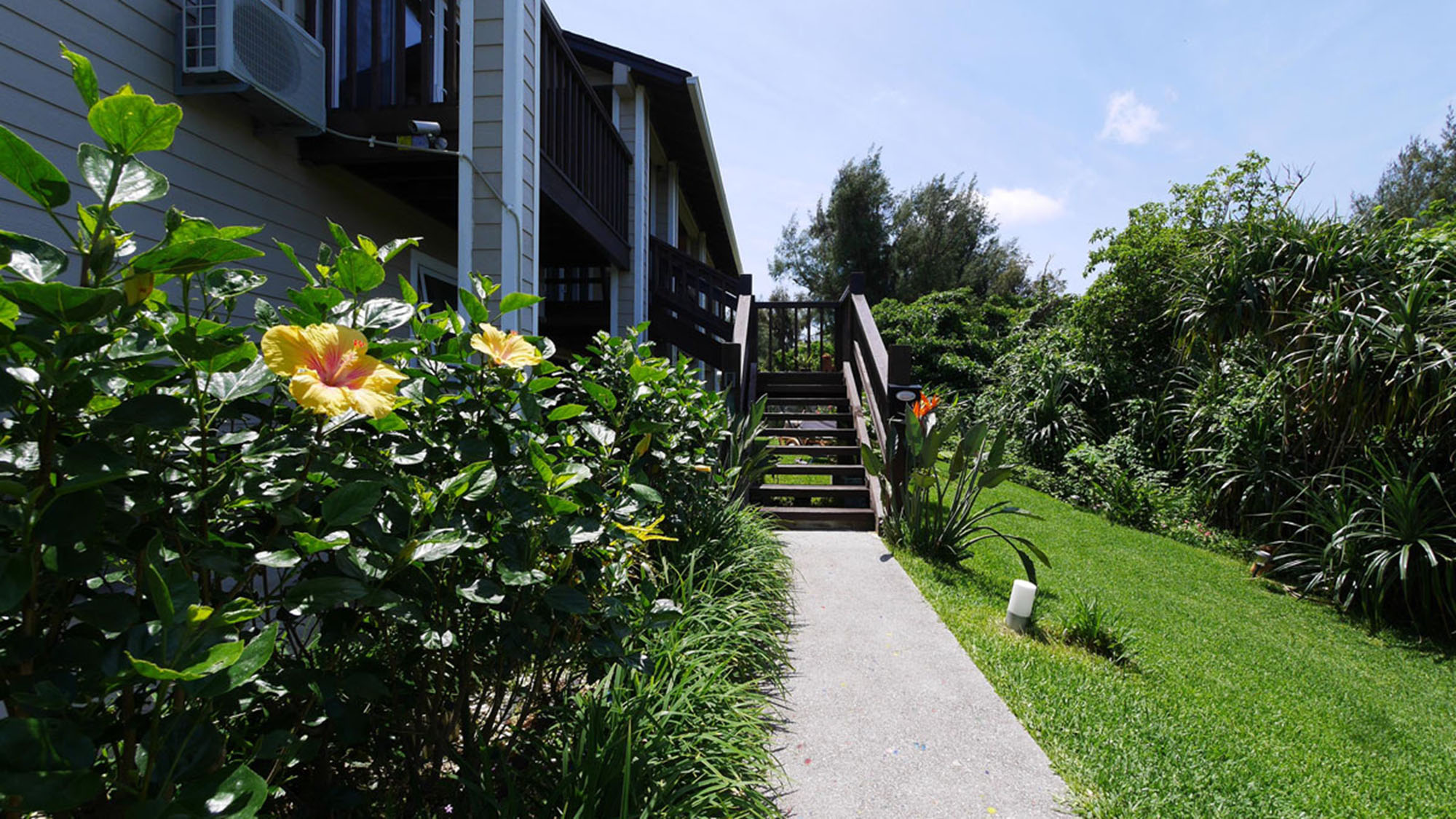 ・エントランスと建物をつなぐ通路