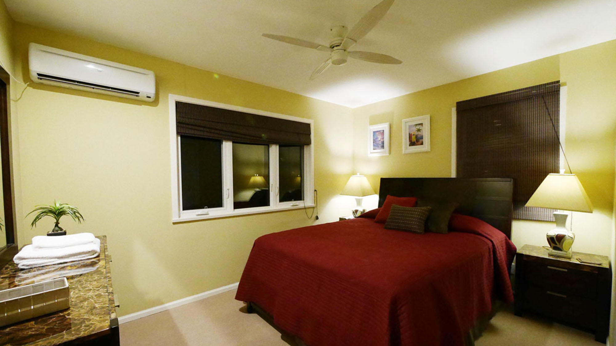 ・クウィーンベッドルーム：ベッドは広々クウィーンサイズを設置