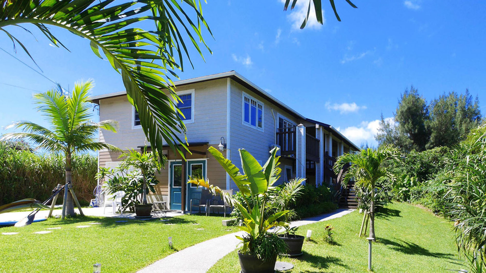 ・外観イメージ：青空に映えるホワイトベースの外装