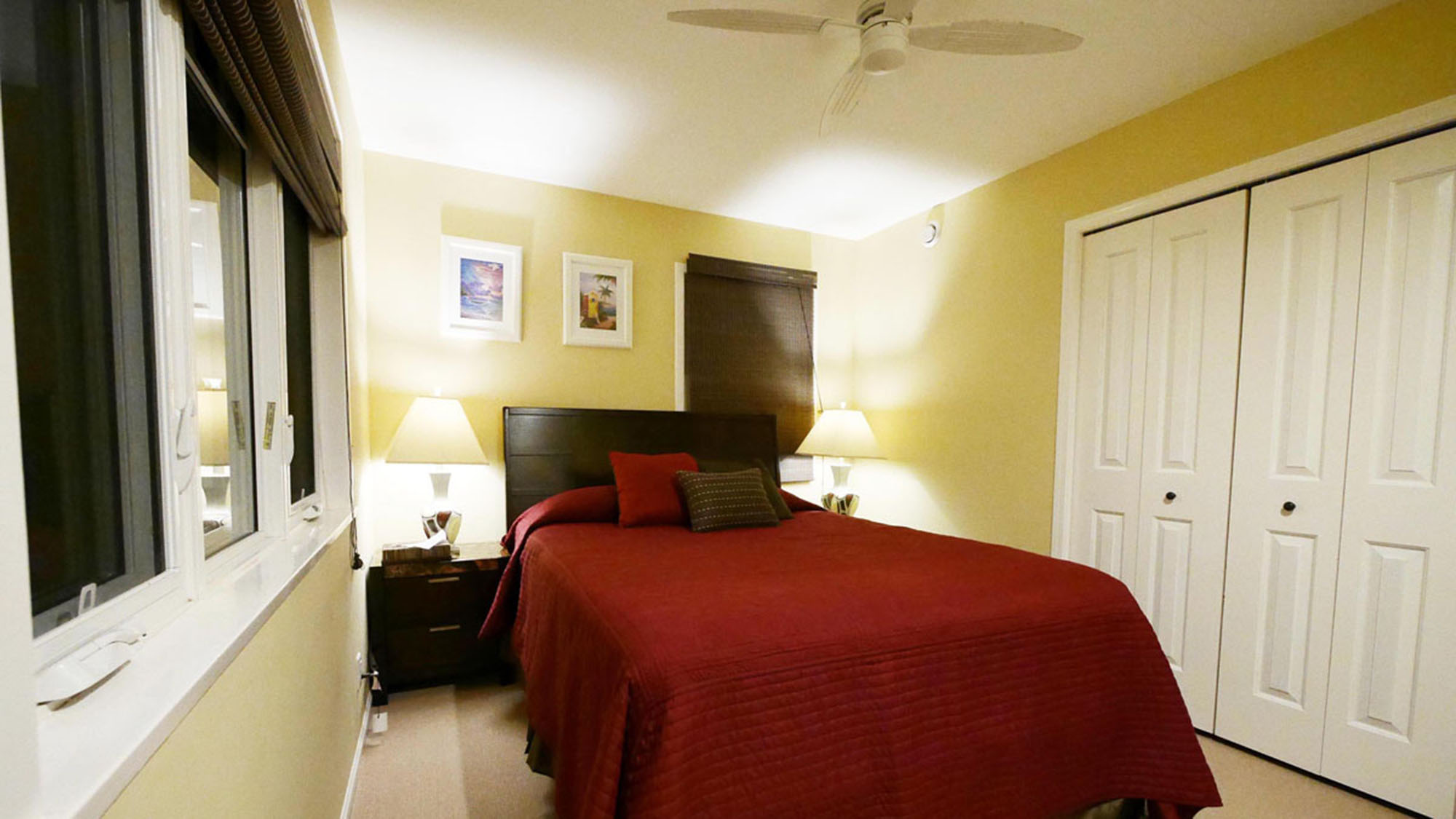 ・クウィーンベッドルーム：窓から青いサンゴ礁が見えるお部屋です