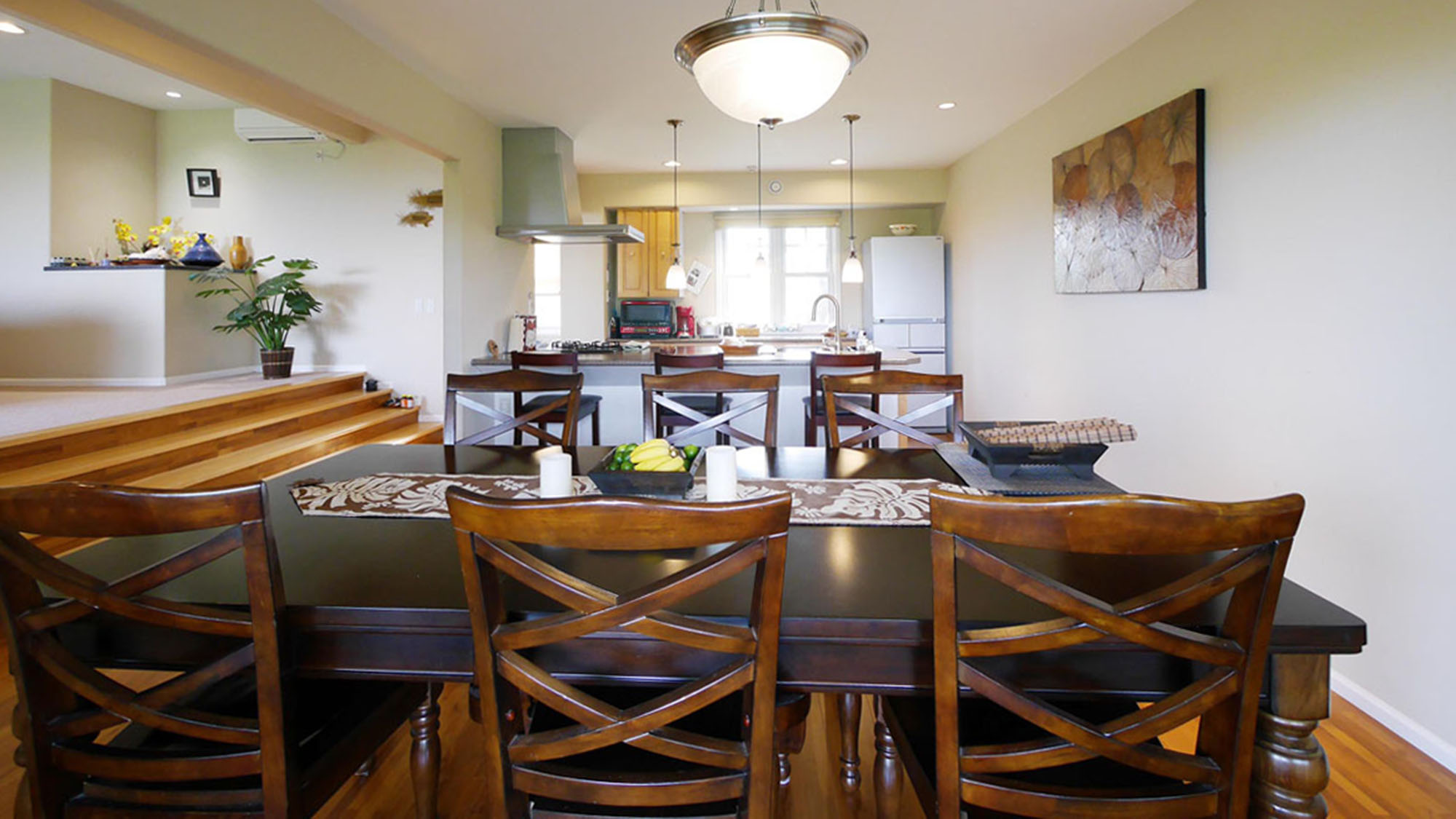 ・ダイニングエリア：6名掛けのダイニングテーブルを設置