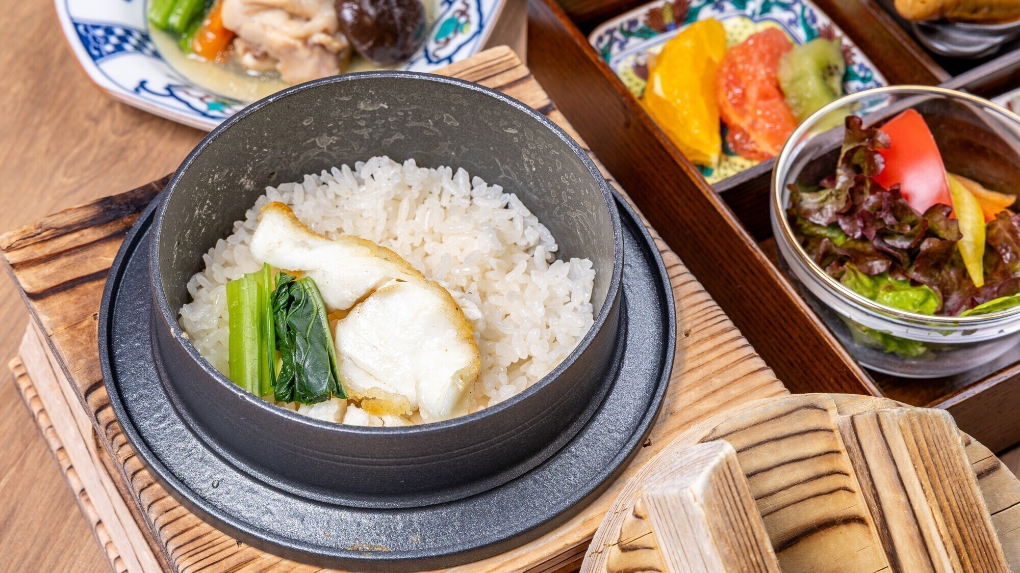 メインディッシュは、金沢を感じる釜めし／能登牛と能登豚を使ったハンバーガーのいずれか1品をお選びいただけます