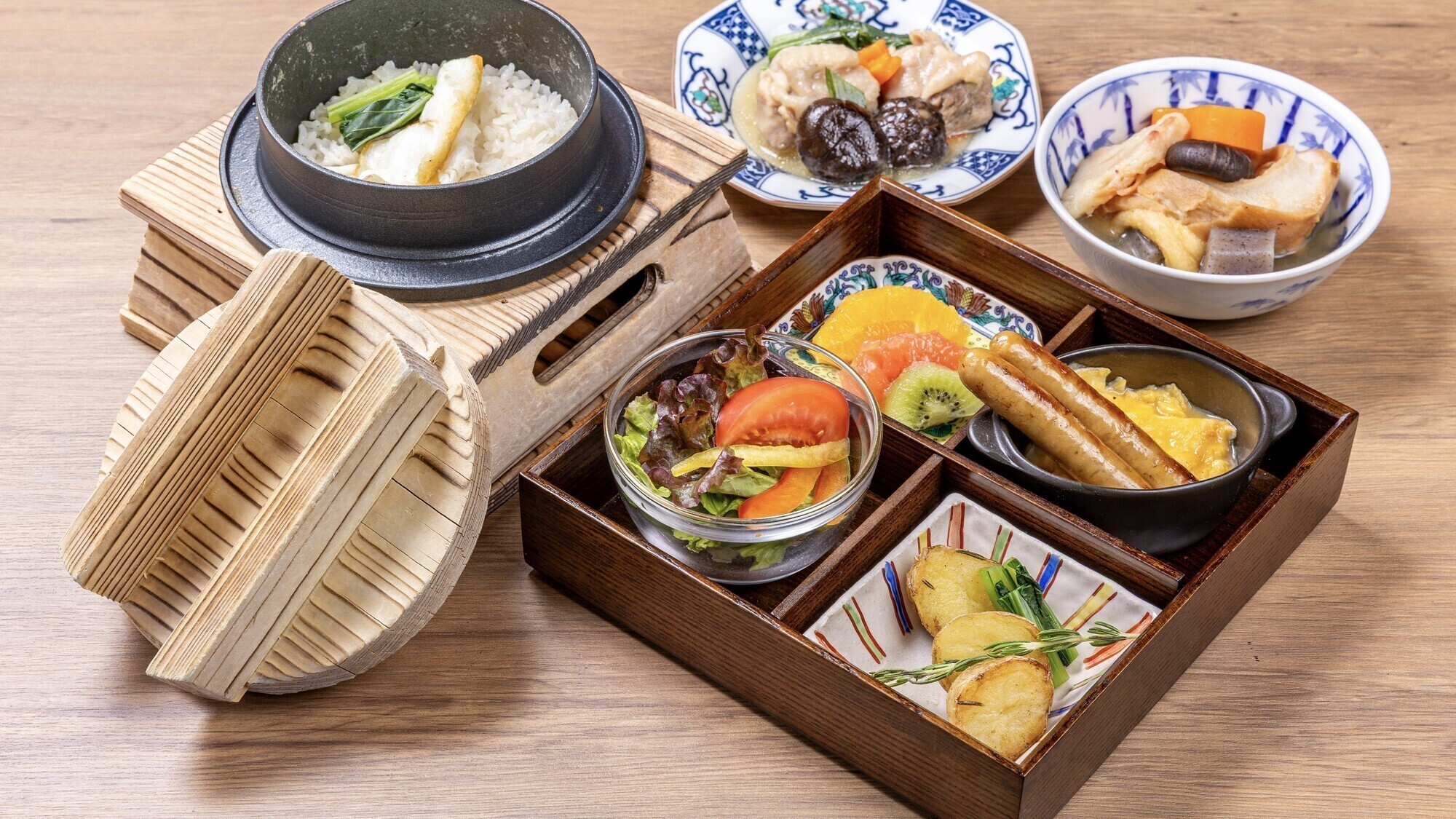 メインディッシュは、金沢を感じる釜めし／能登牛と能登豚を使ったハンバーガーのいずれか1品をお選びいただけます