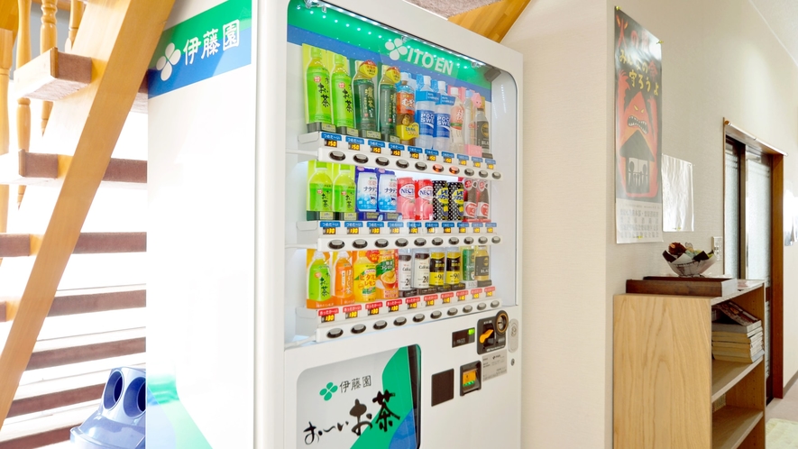 【館内・自販機】ソフトドリンクの自動販売機の設置がございます。