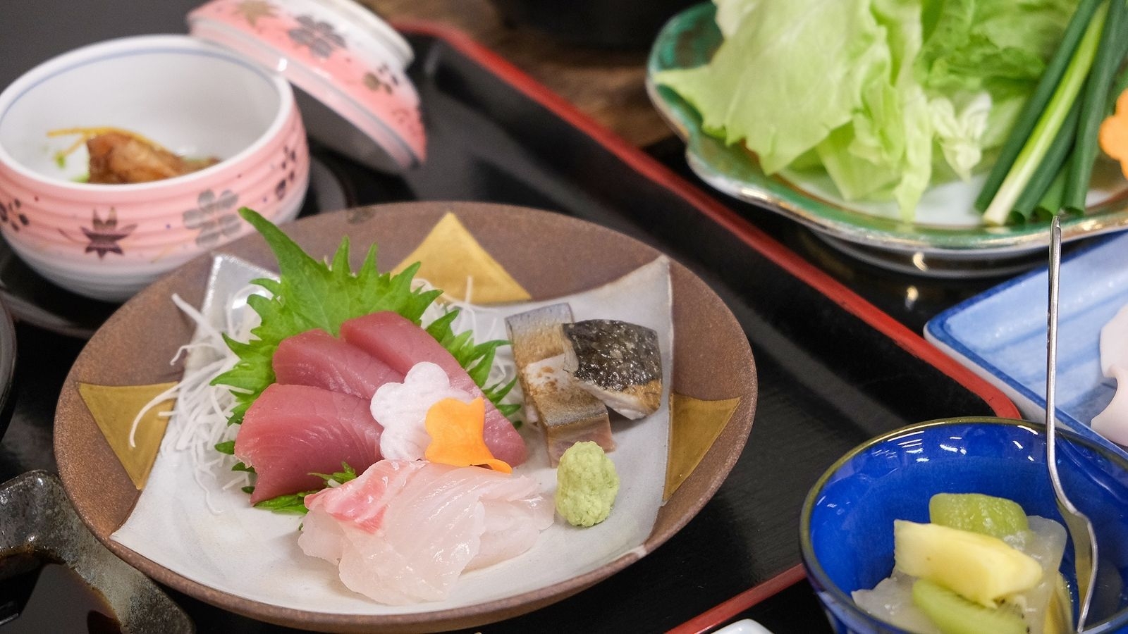 【のんびり一人旅｜紀州御膳1泊2食】窓の向こうの海を眺め、ひとりで「何もしない」時間に旬を味わう