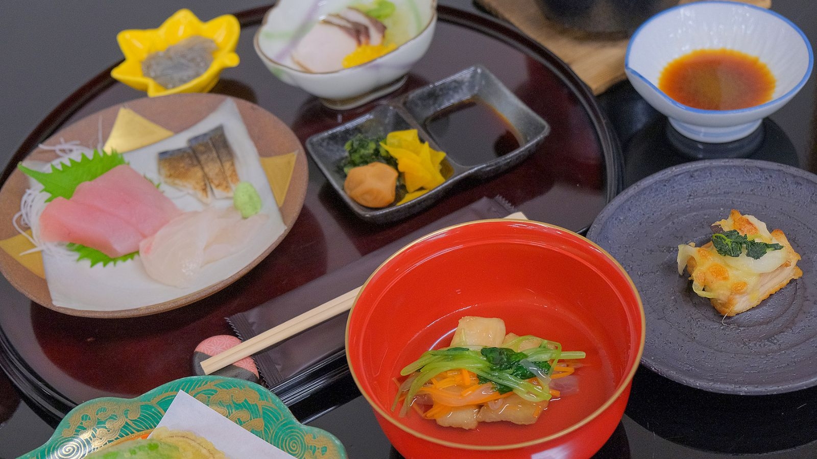 【のんびり一人旅｜紀州御膳1泊2食】窓の向こうの海を眺め、ひとりで「何もしない」時間に旬を味わう