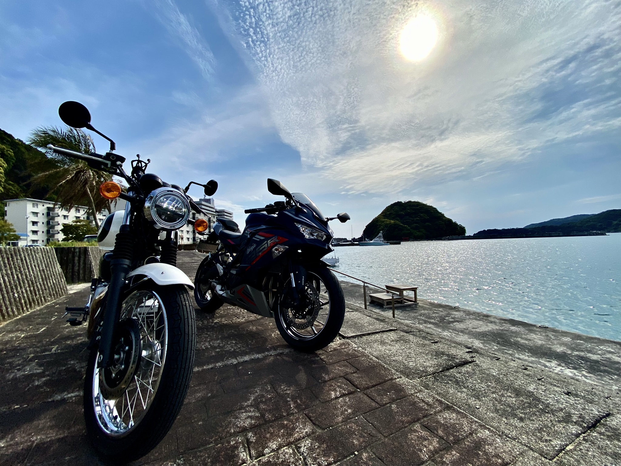 海を背景に愛車と写真撮影